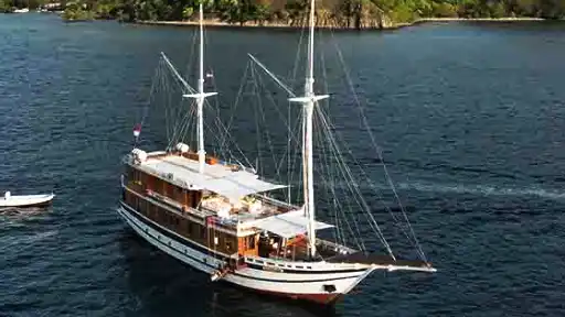 Kapal Phinisi Labuan Bajo: Menjelajahi Surga dengan Penuh Gaya