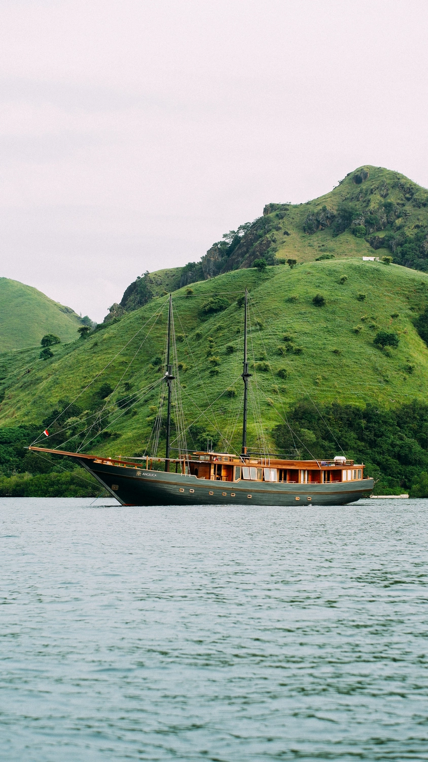 Sewa Kapal Phinisi Luxury Labuan Bajo Angelica