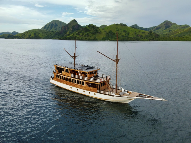 Komodo Liveaboard Deluxe Phinisi Bajo Sunset 2