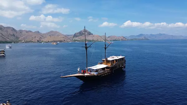 Komodo Liveaboard Deluxe Phinisi Black Beard