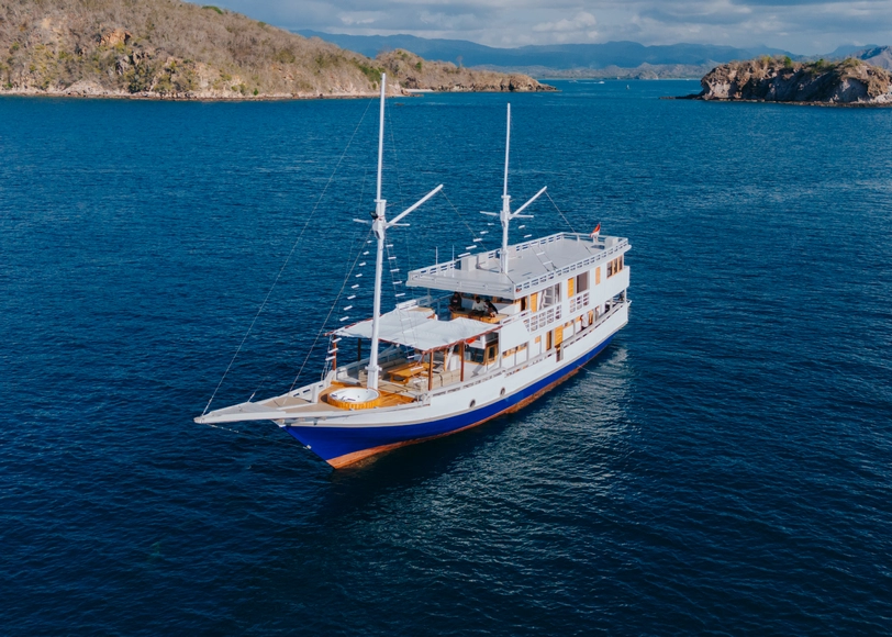 Komodo Liveaboard Deluxe Phinisi Bombana 2