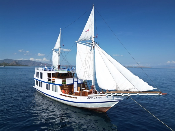 Komodo Liveaboard Deluxe Phinisi Invictus
