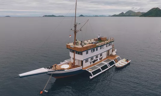 Open Trip Labuan Bajo Kapal Phinisi Deluxe Sea Familia