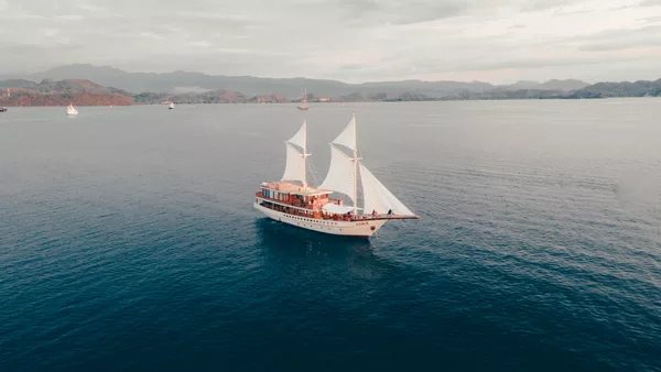 Sewa Kapal Phinisi Luxury Labuan Bajo El Bark