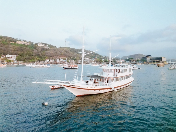 Sewa Kapal Phinisi Deluxe Labuan Bajo Gaisan