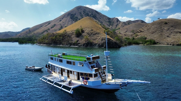 Private Superior Phinisi Charter Komodo Jessie