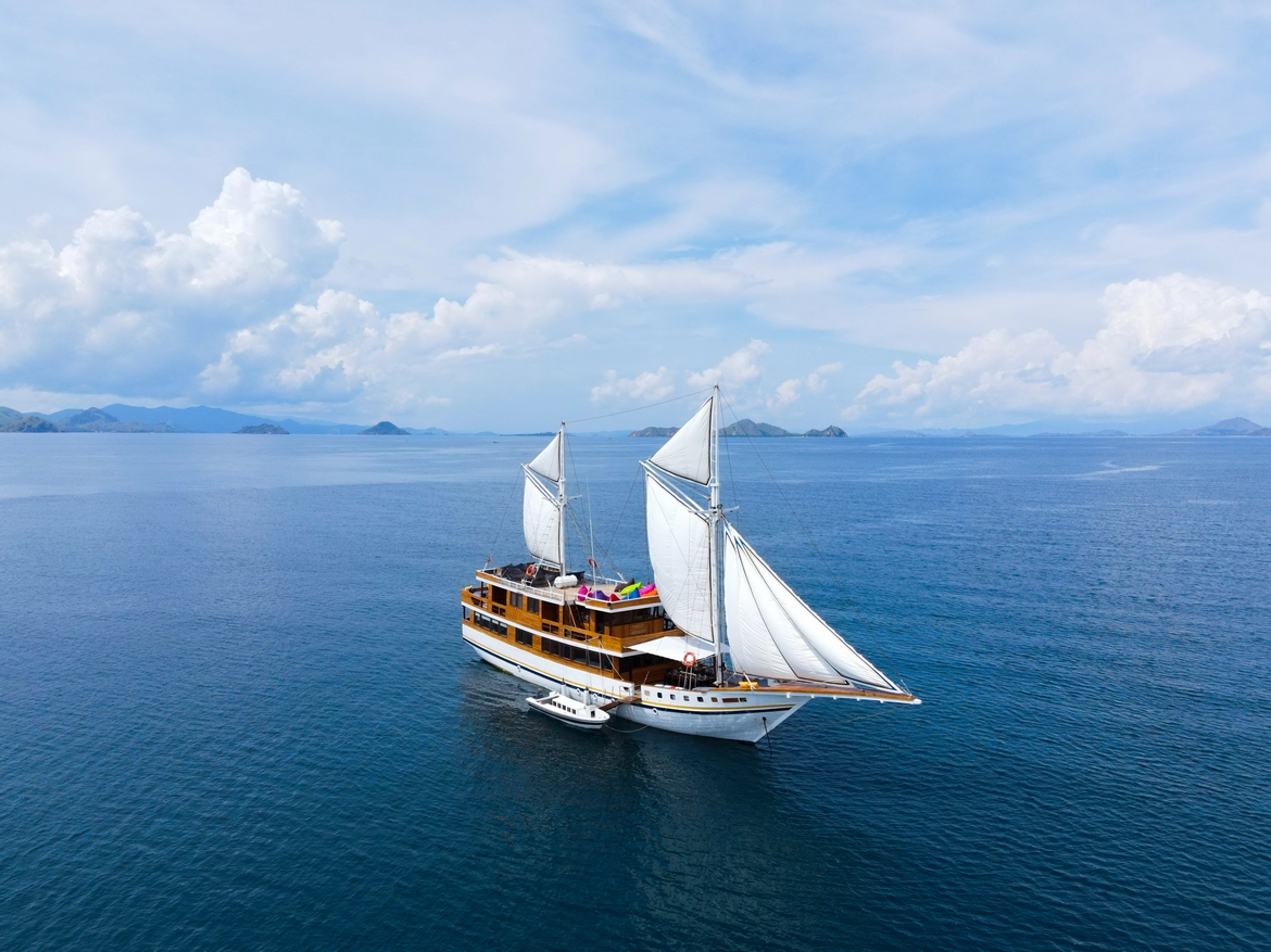 Sewa Kapal Phinisi Luxury Labuan Bajo La Main