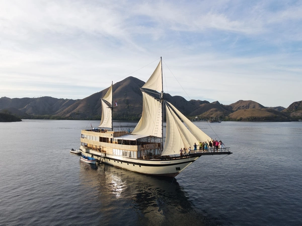 Open Trip Labuan Bajo Kapal Phinisi Luxury Lamborajo 3