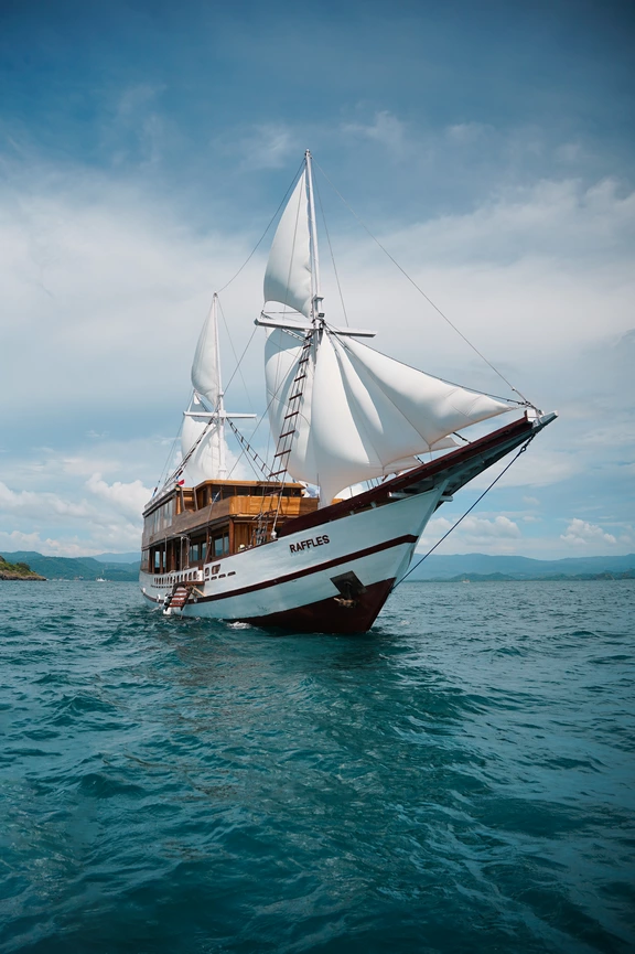 Open Trip Labuan Bajo Kapal Phinisi Luxury Rafless