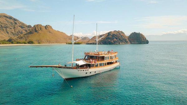 Open Trip Labuan Bajo Kapal Phinisi Luxury Yumana