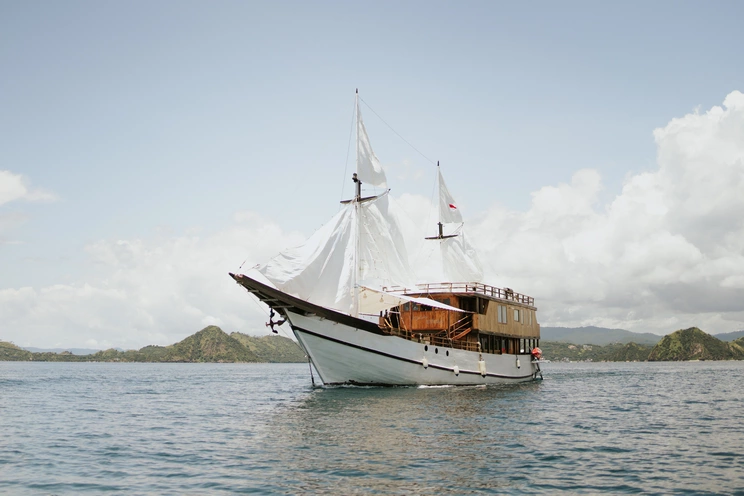 Open Trip Labuan Bajo Kapal Phinisi Luxury Zada Nara