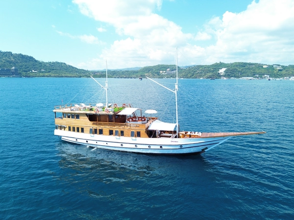 Sewa Kapal Phinisi Deluxe Labuan Bajo Magika