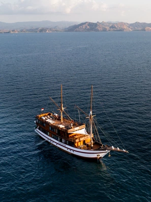 Sewa Kapal Phinisi Luxury Labuan Bajo Neptune