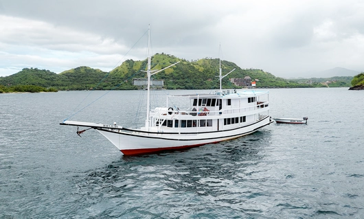 Sewa Kapal Phinisi Superior Labuan Bajo Deden Putra