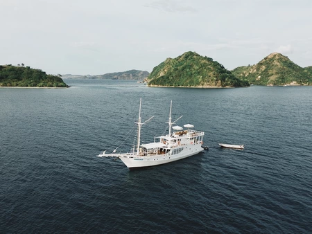 Sewa Kapal Phinisi Superior Labuan Bajo Sands Bajo