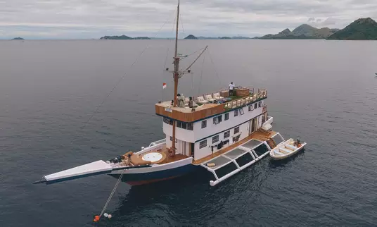 Sewa Kapal Phinisi Deluxe Labuan Bajo Sea Familia
