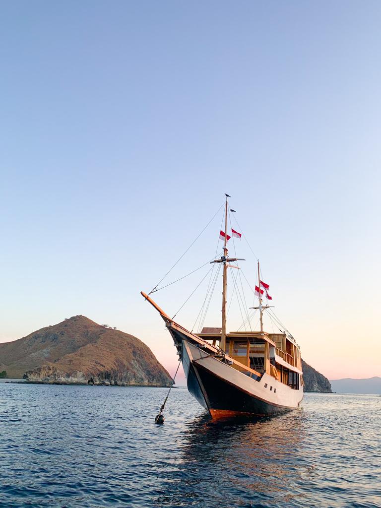 Open Trip Labuan Bajo Kapal Phinisi Superior Lipra