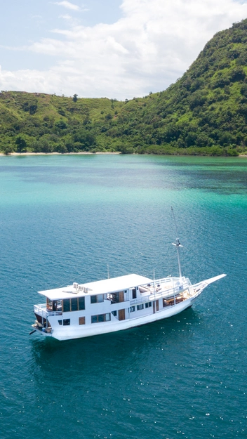 Open Trip Labuan Bajo Kapal Phinisi Superior Nusantara Karya