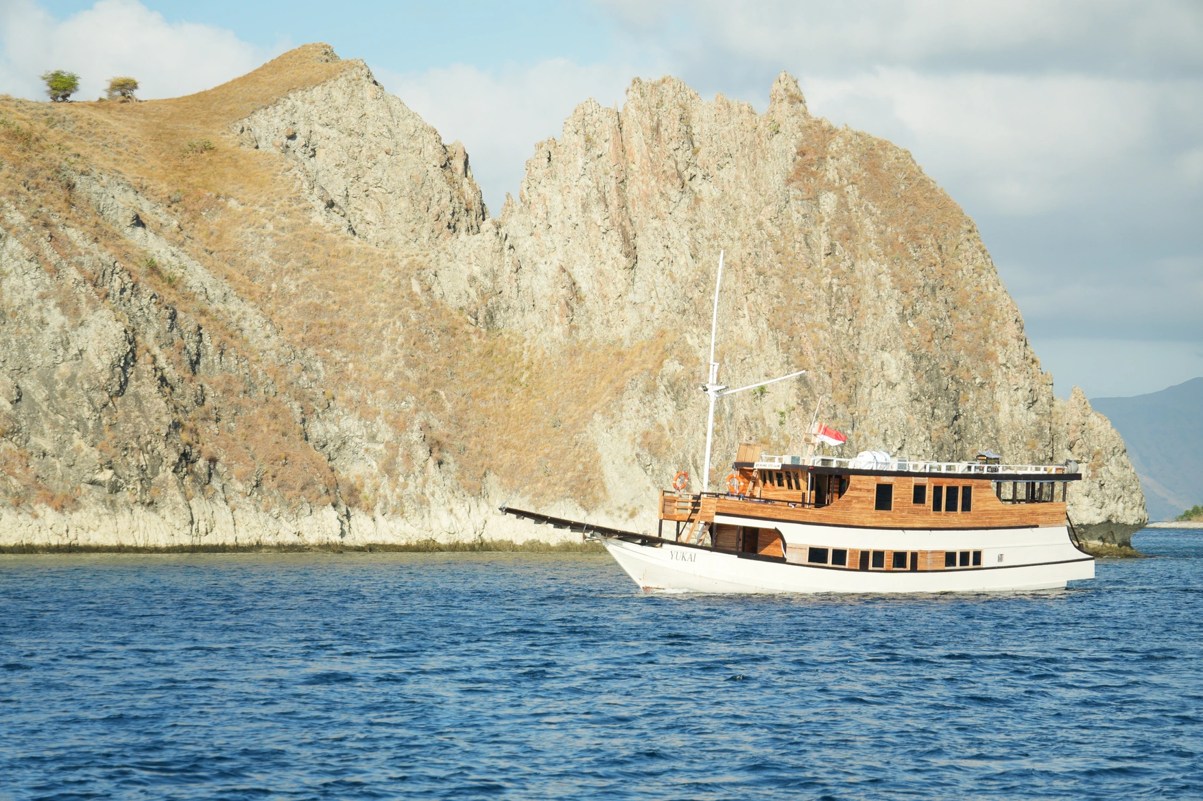 Sewa Kapal Phinisi Superior Labuan Bajo Yukai