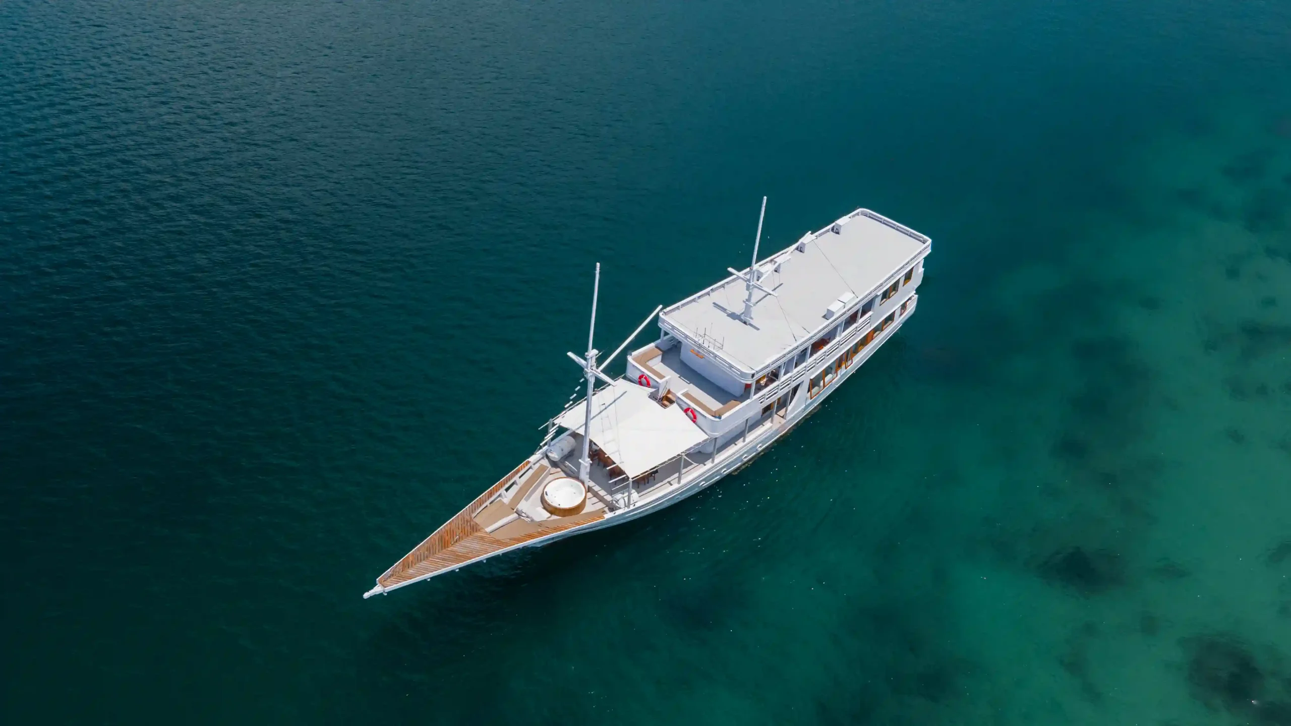 Sewa Kapal Phinisi Luxury Labuan Bajo Ahsana