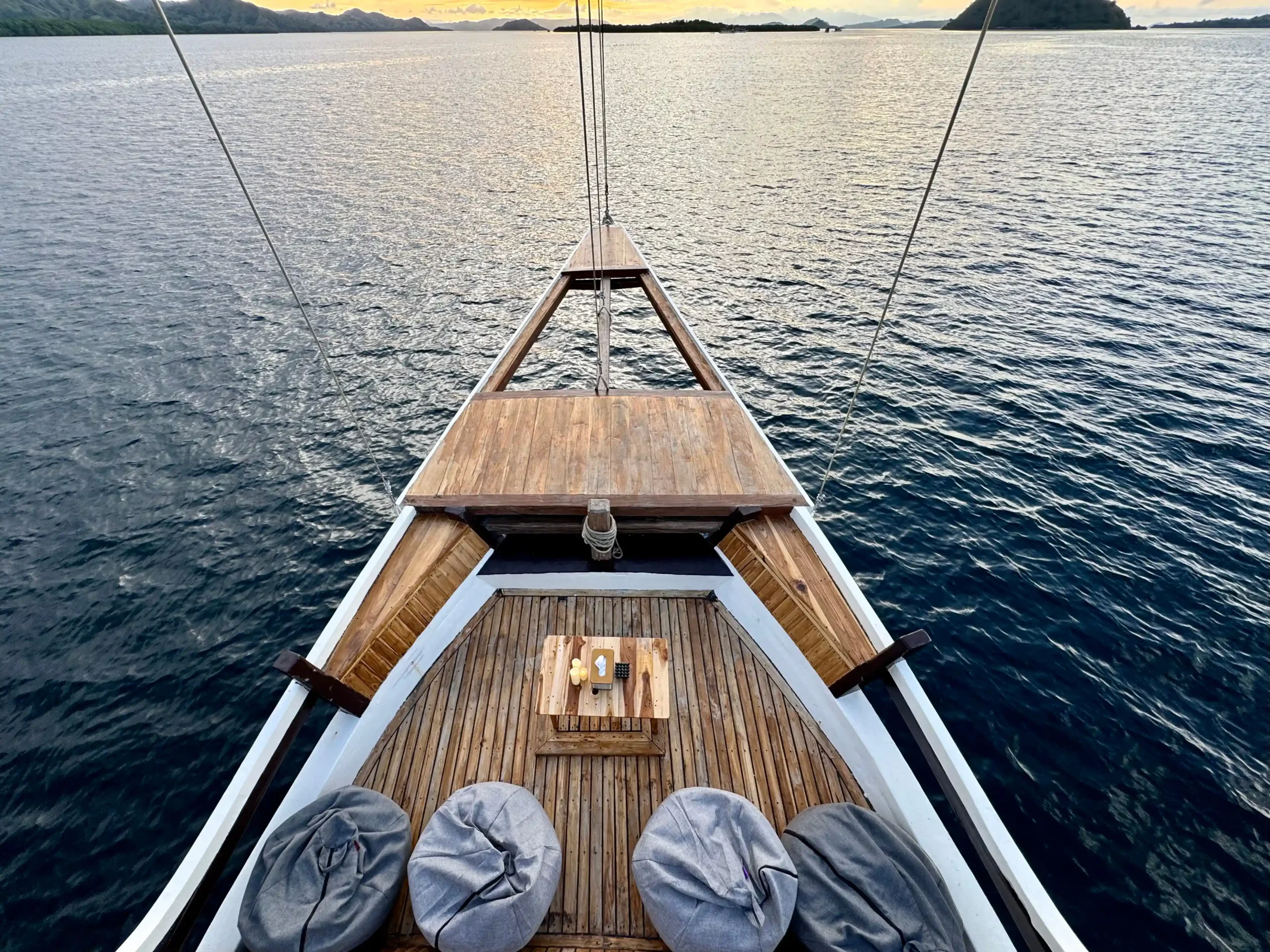 Open Trip Labuan Bajo Kapal Phinisi Deluxe Bajo Sunset 2