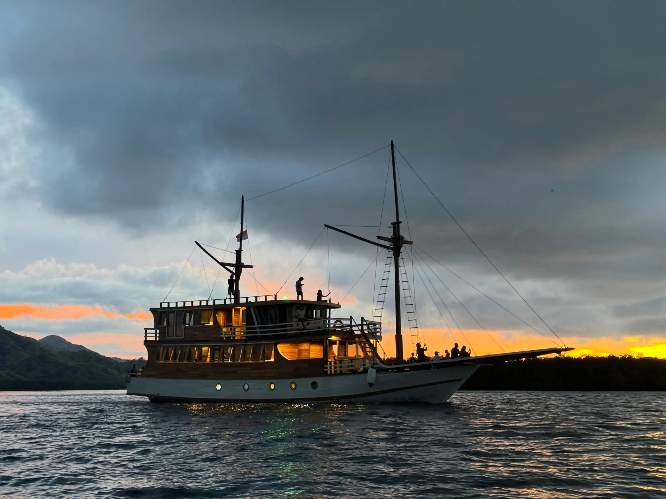 Open Trip Labuan Bajo Kapal Phinisi Deluxe Bajo Sunset 2