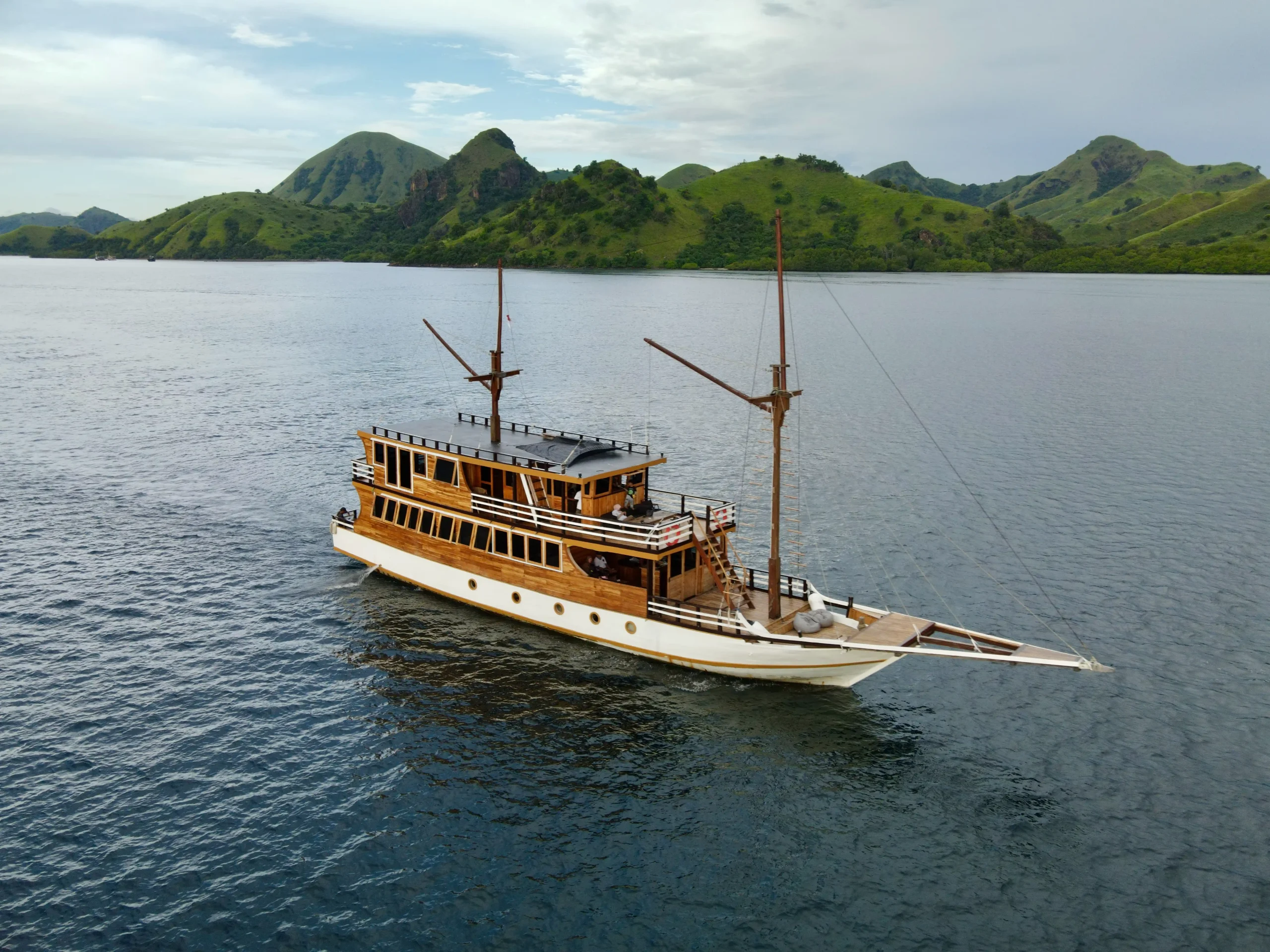 Open Trip Labuan Bajo Kapal Phinisi Deluxe Bajo Sunset 2