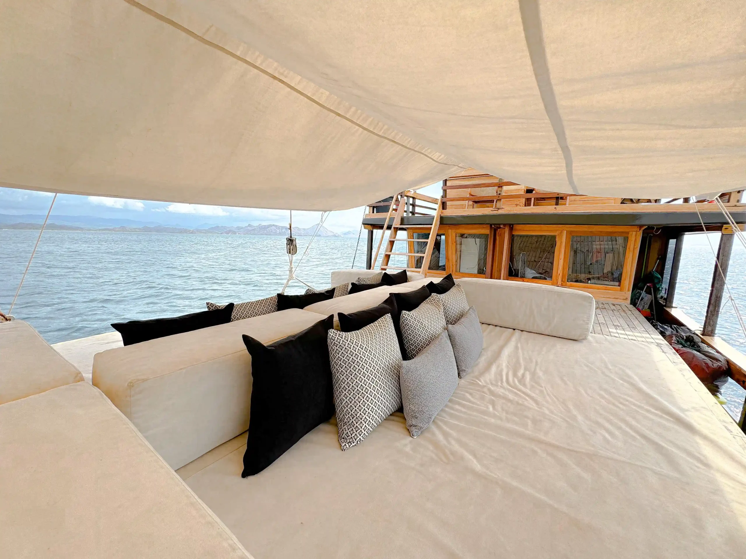 Komodo Liveaboard Deluxe Phinisi Black Beard