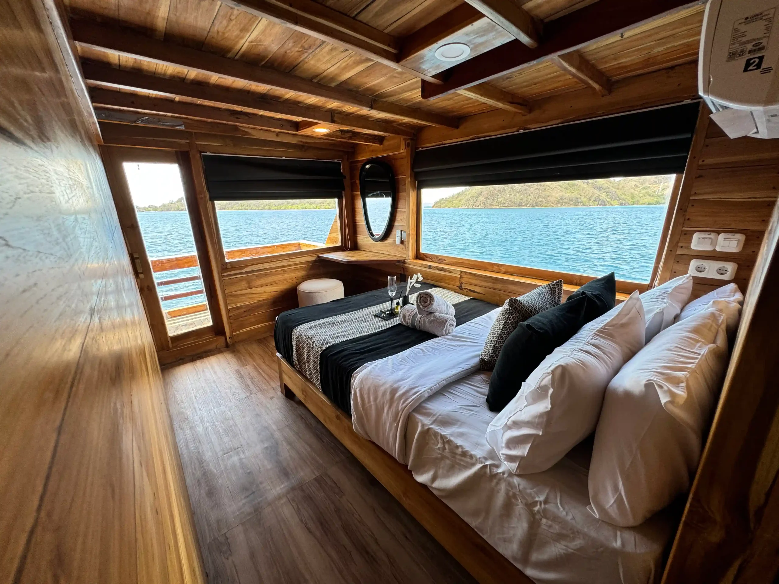 Komodo Liveaboard Deluxe Phinisi Black Beard