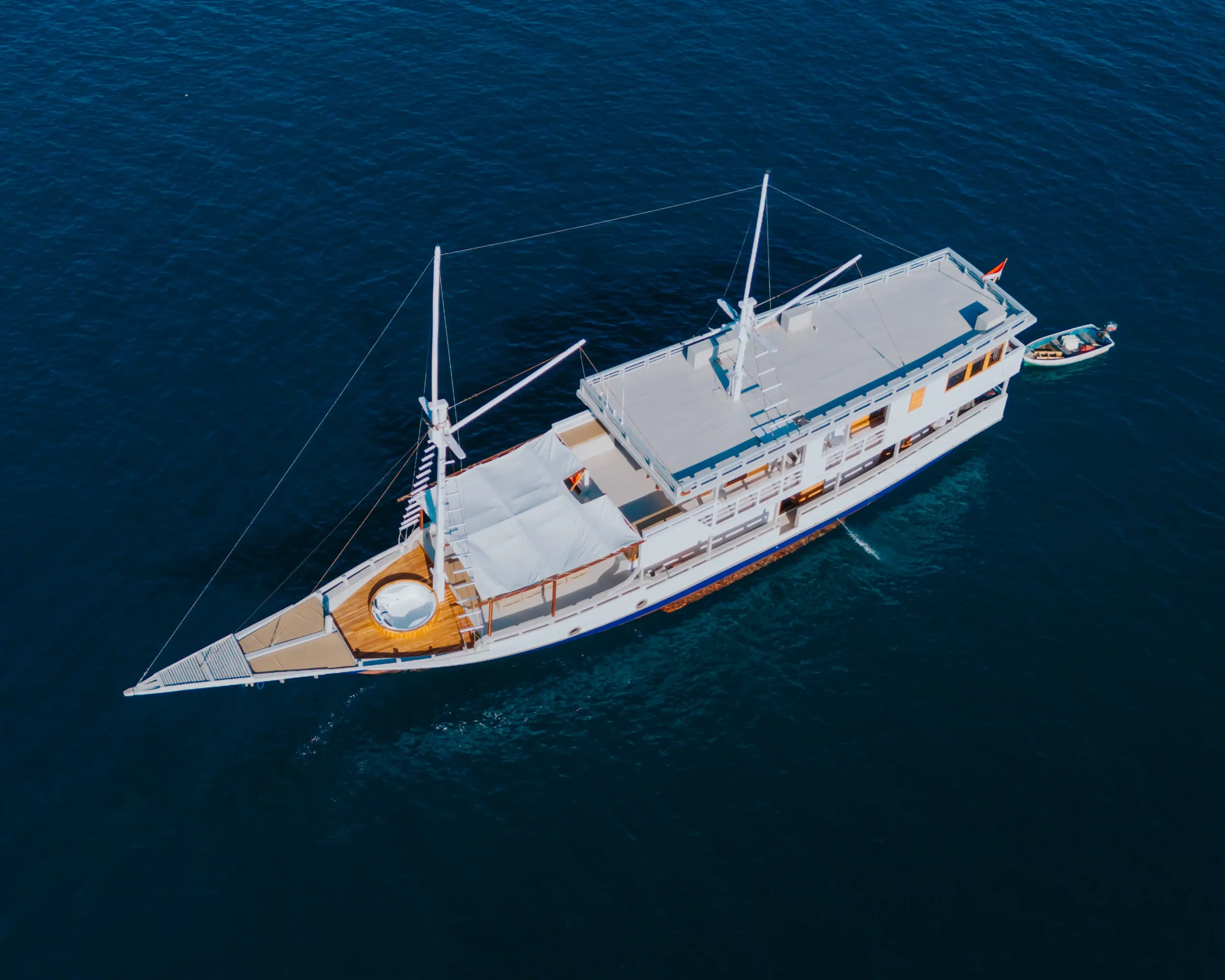 Open Trip Labuan Bajo Kapal Phinisi Deluxe Bombana 2
