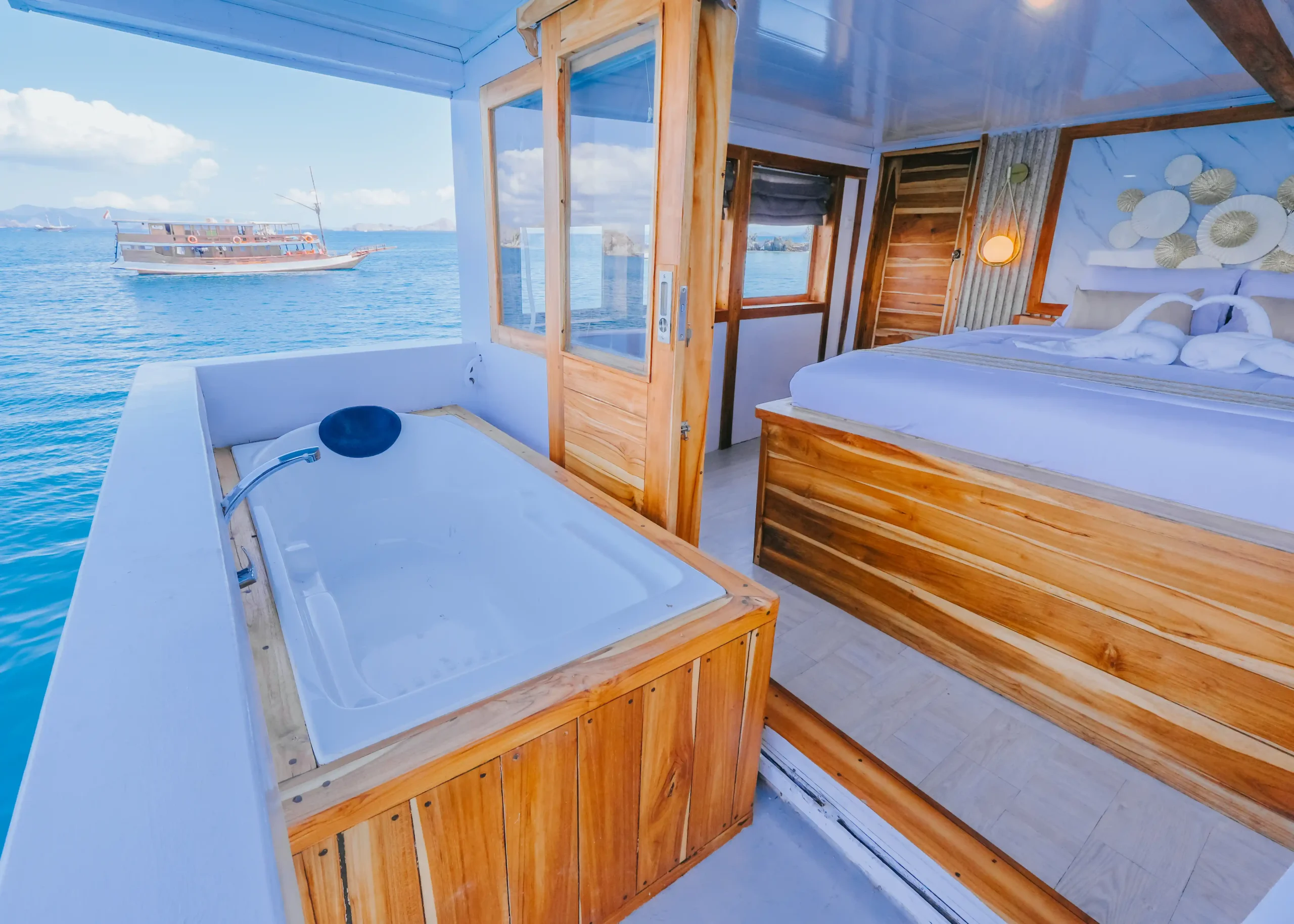 Open Trip Labuan Bajo Kapal Phinisi Deluxe Bombana 2