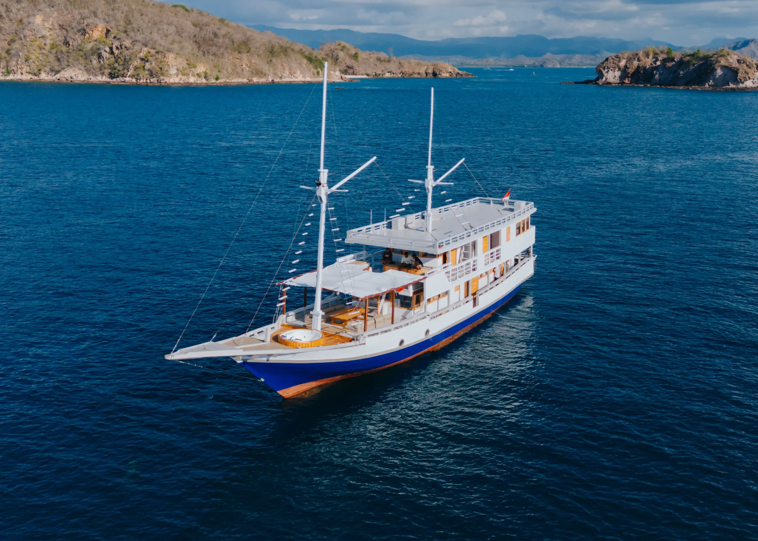 Open Trip Labuan Bajo Kapal Phinisi Deluxe Bombana 2