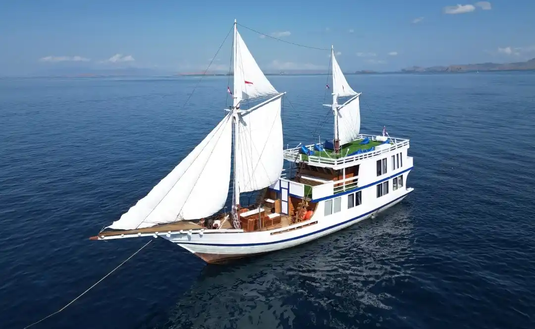 Open Trip Labuan Bajo Kapal Phinisi Deluxe Invictus