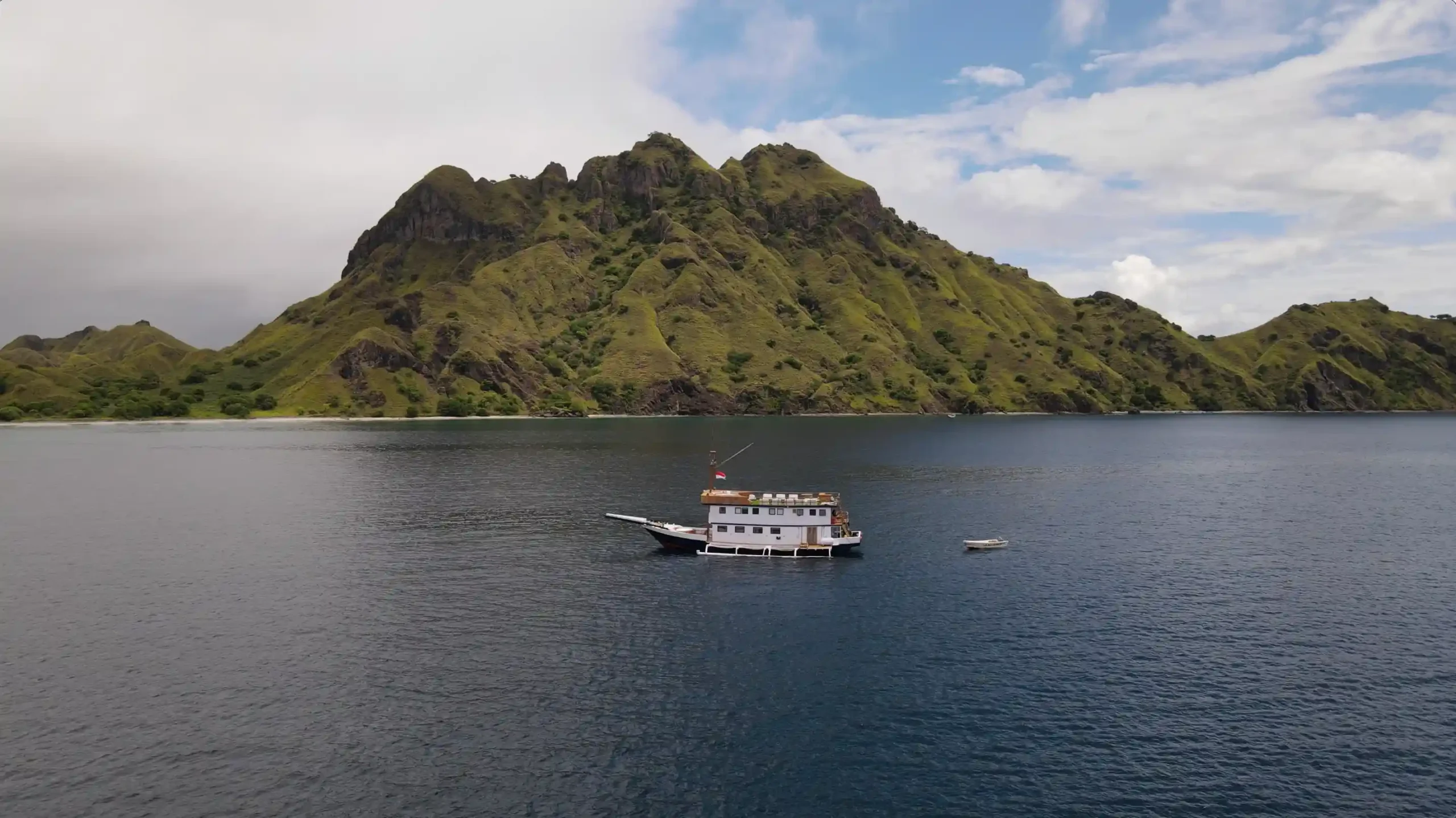 Open Trip Labuan Bajo Kapal Phinisi Deluxe Sea Familia