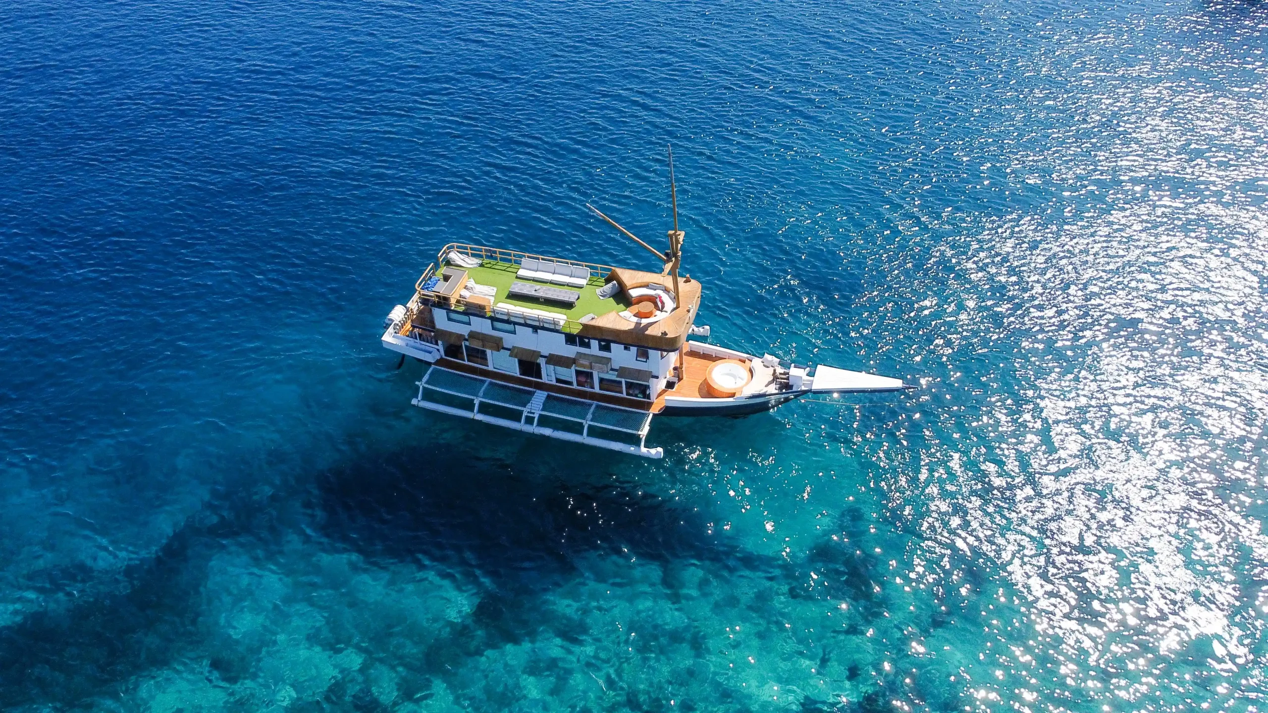 Open Trip Labuan Bajo Kapal Phinisi Deluxe Sea Familia
