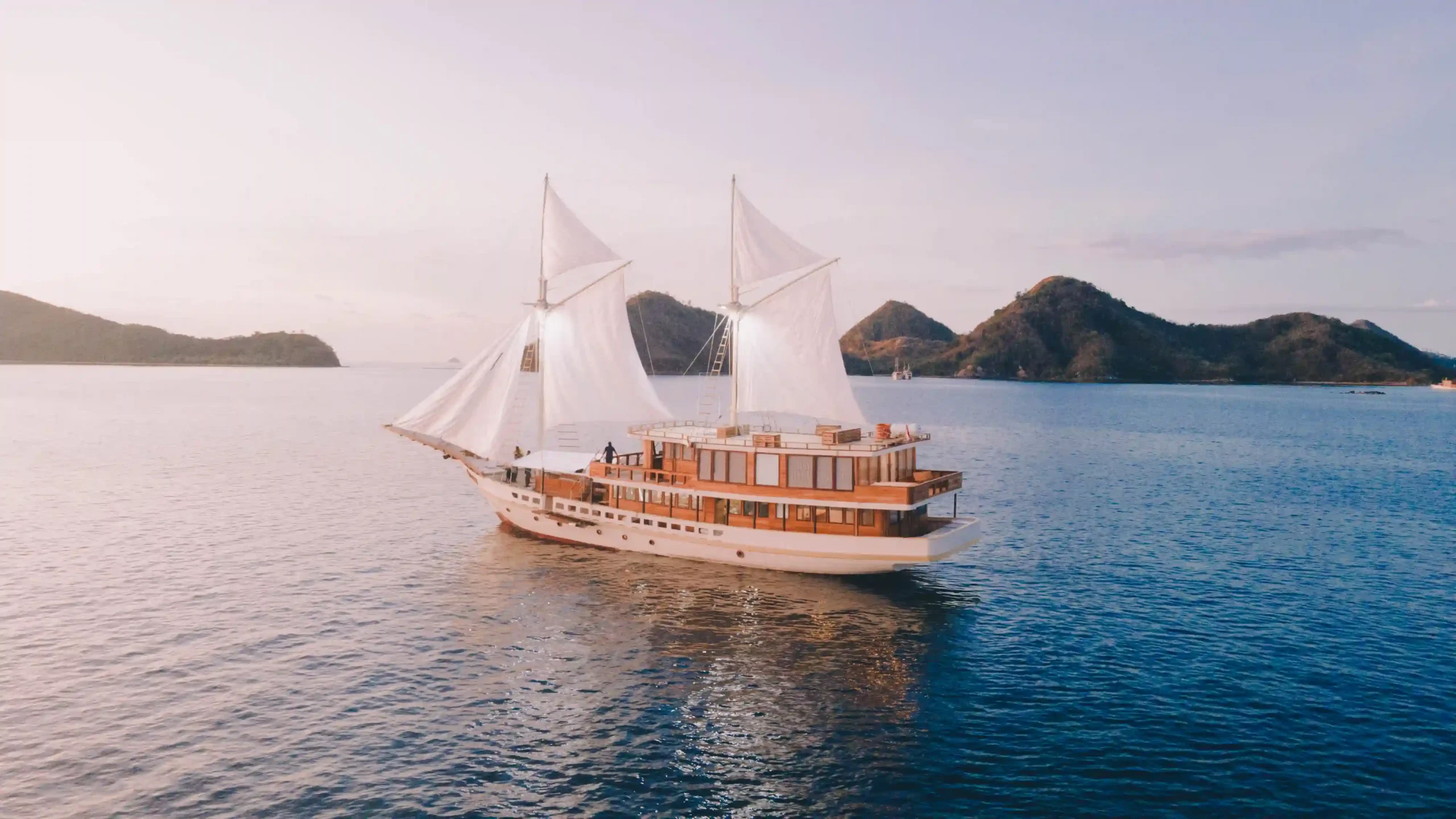 Sewa Kapal Phinisi Luxury Labuan Bajo El Bark