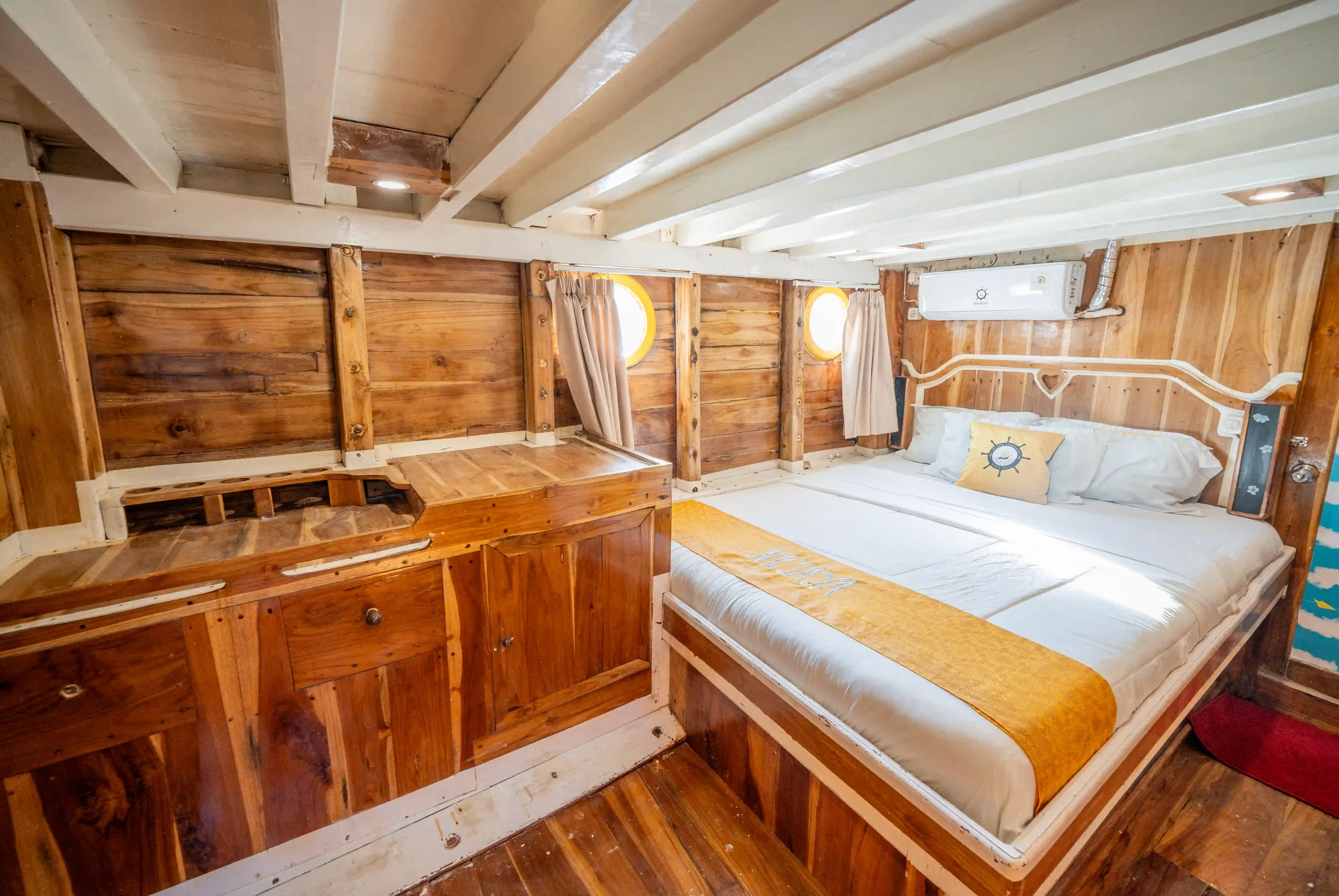 Private Superior Phinisi Charter Komodo NK 1