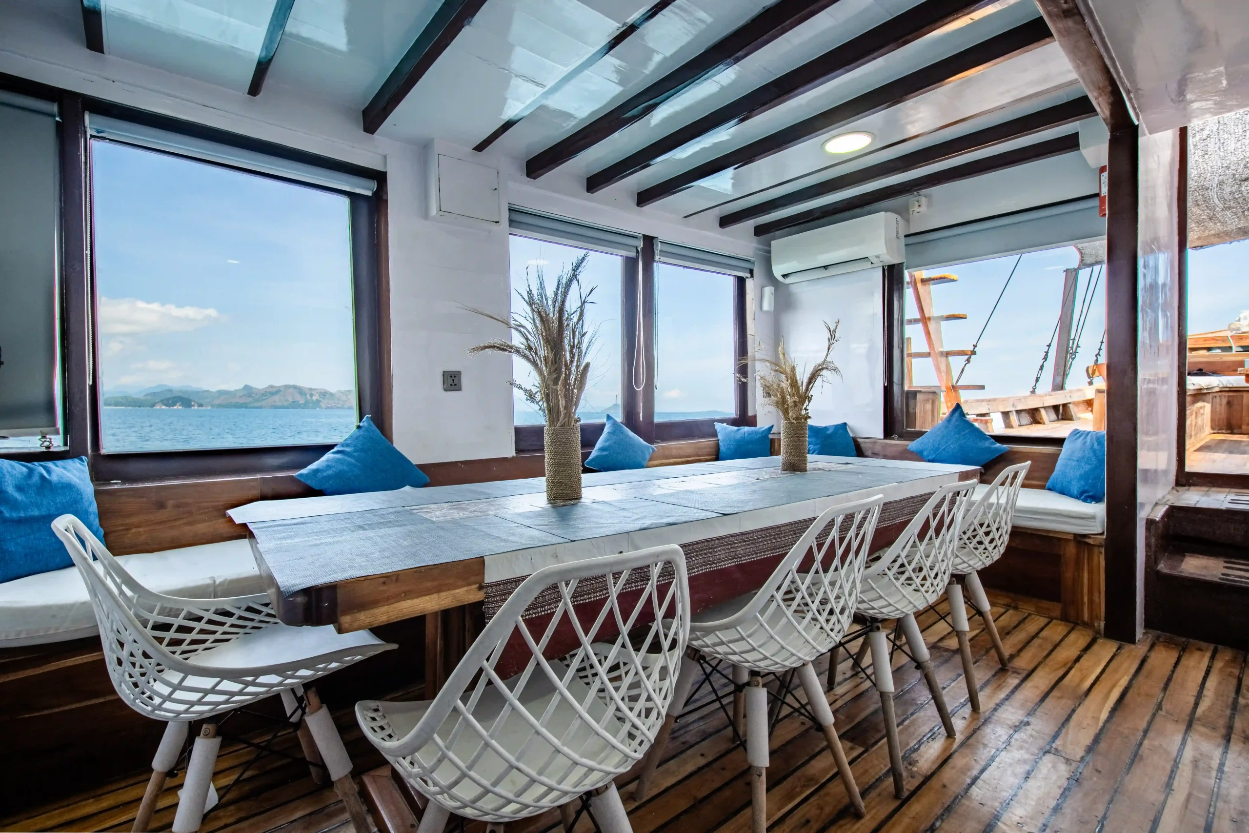 Private Deluxe Phinisi Charter Komodo Invictus