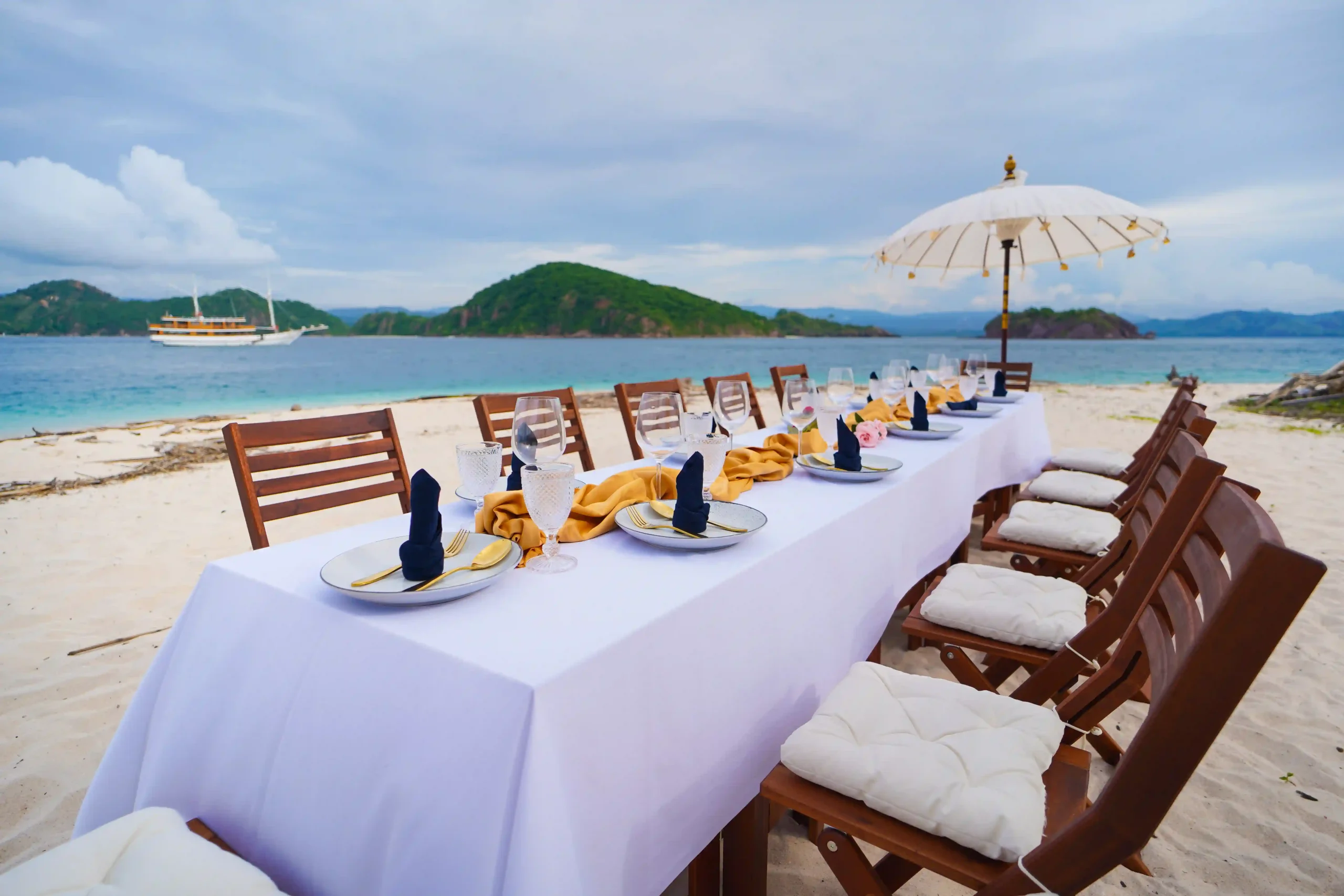 Sewa Kapal Phinisi Luxury Labuan Bajo La Main