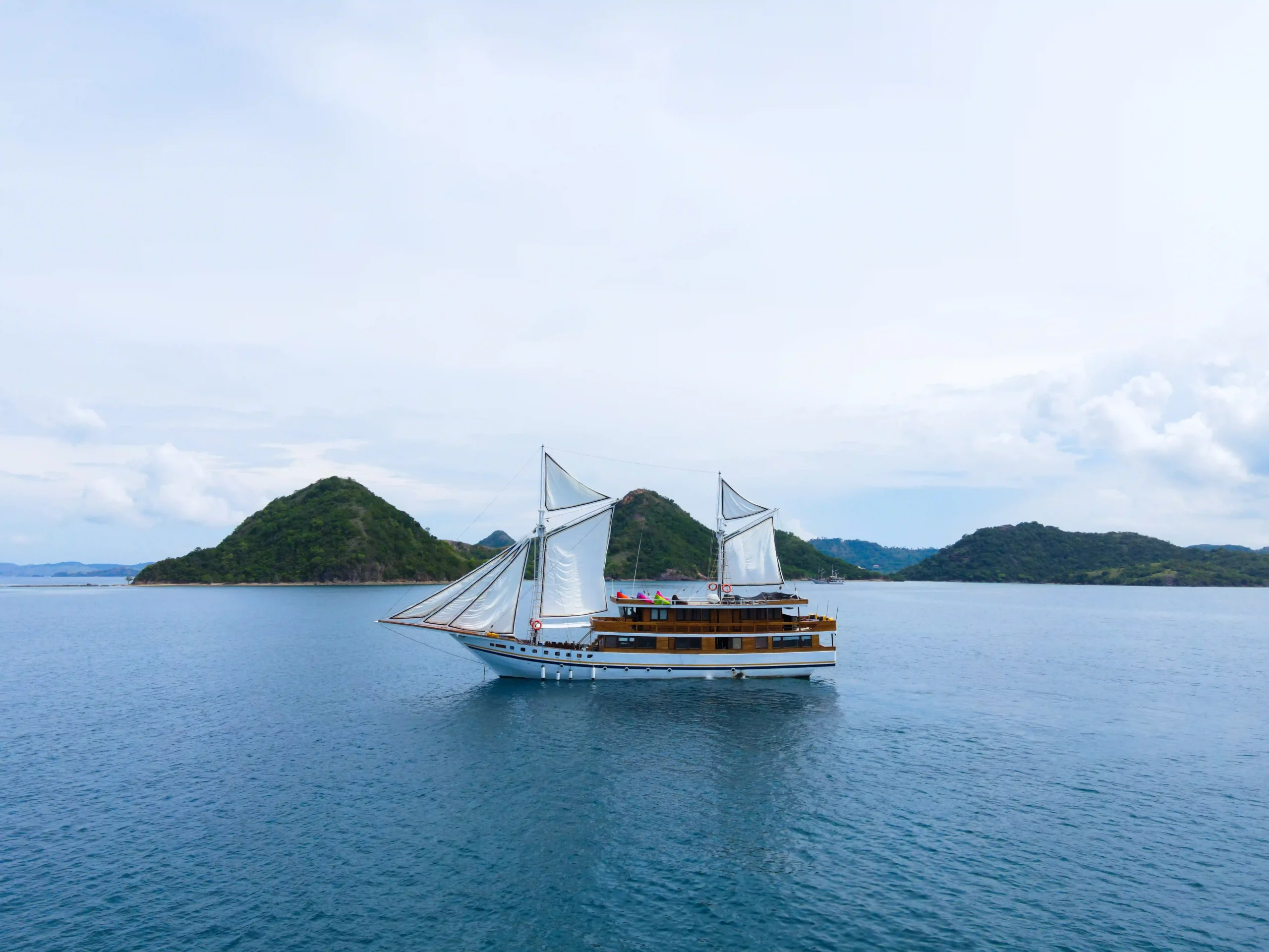 Sewa Kapal Phinisi Luxury Labuan Bajo La Main
