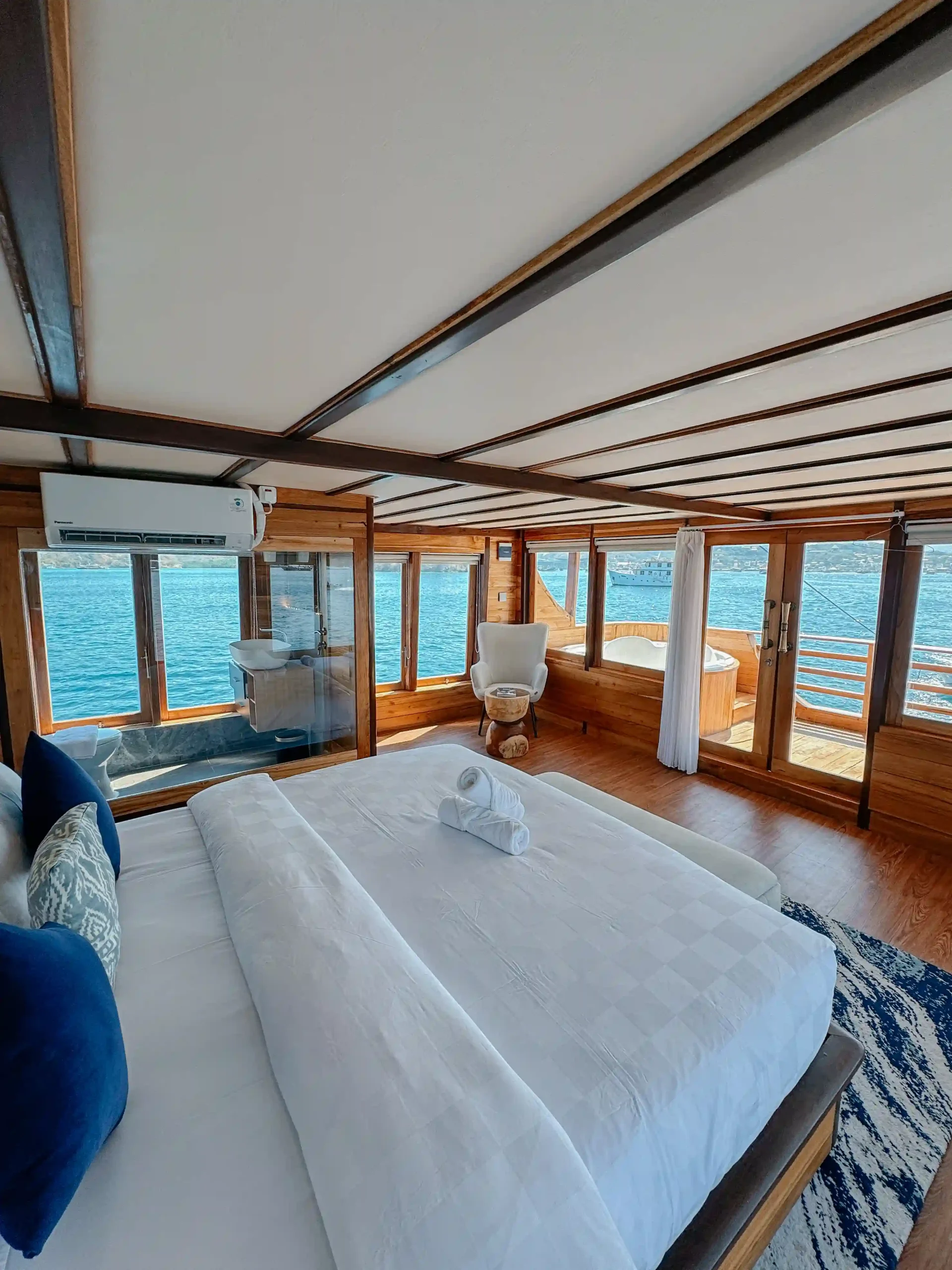 Open Trip Labuan Bajo Kapal Phinisi Luxury Rafless