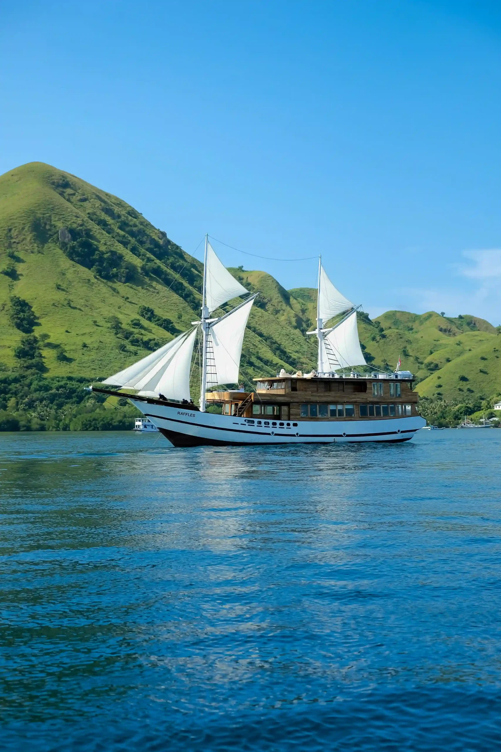 Open Trip Labuan Bajo Kapal Phinisi Luxury Rafless