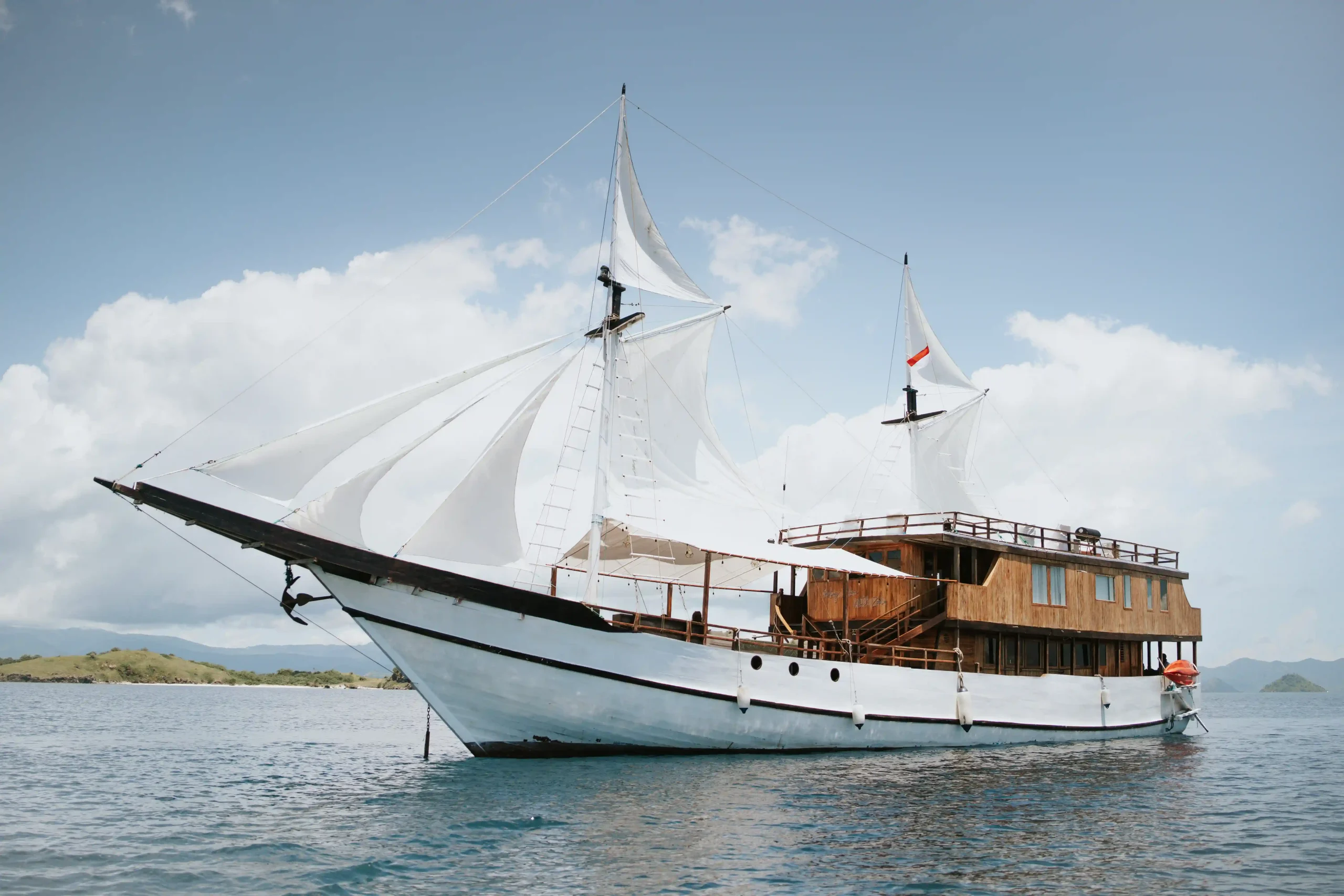 Open Trip Labuan Bajo Kapal Phinisi Luxury Zada Nara