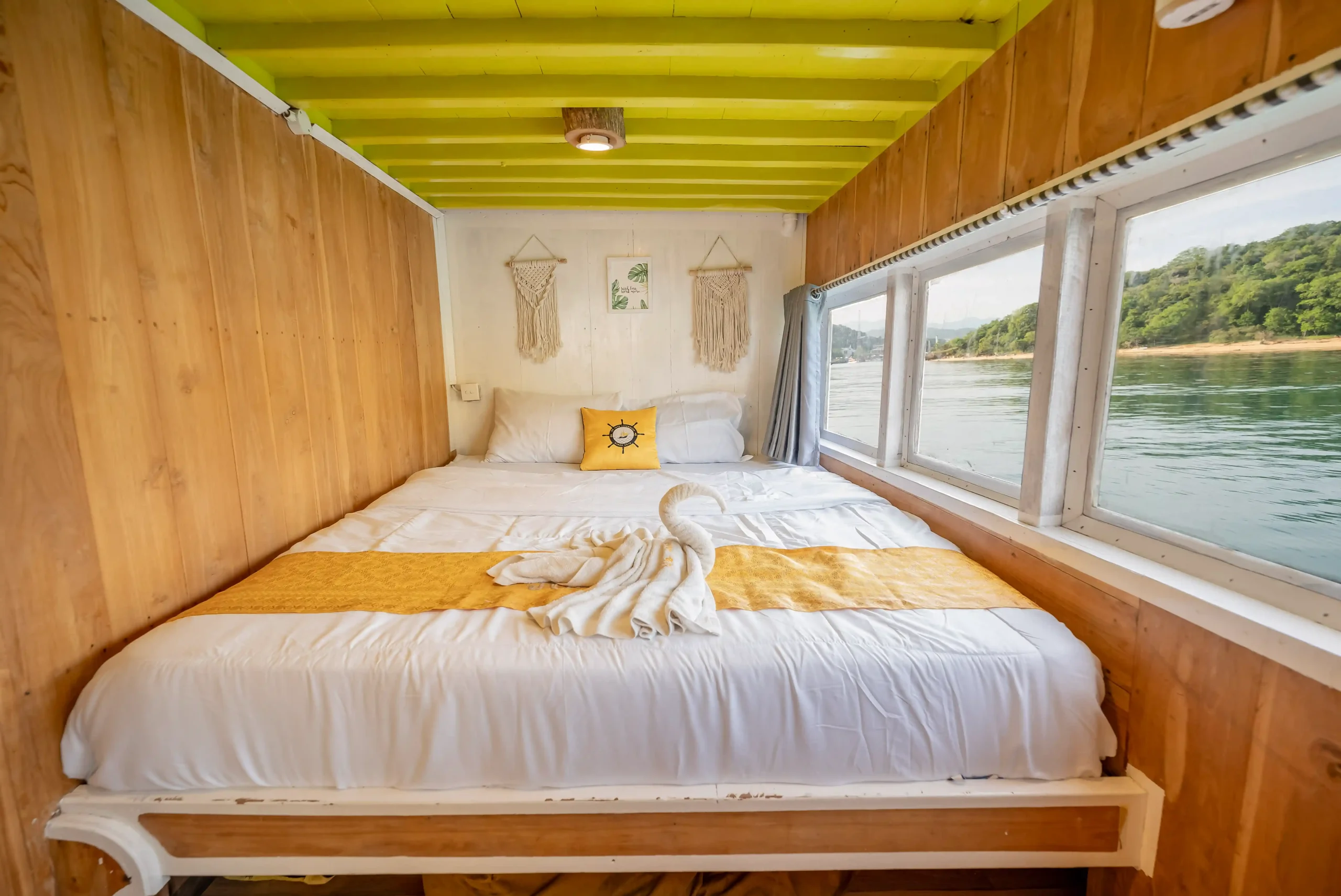 Sewa Kapal Phinisi Deluxe Labuan Bajo NK 2