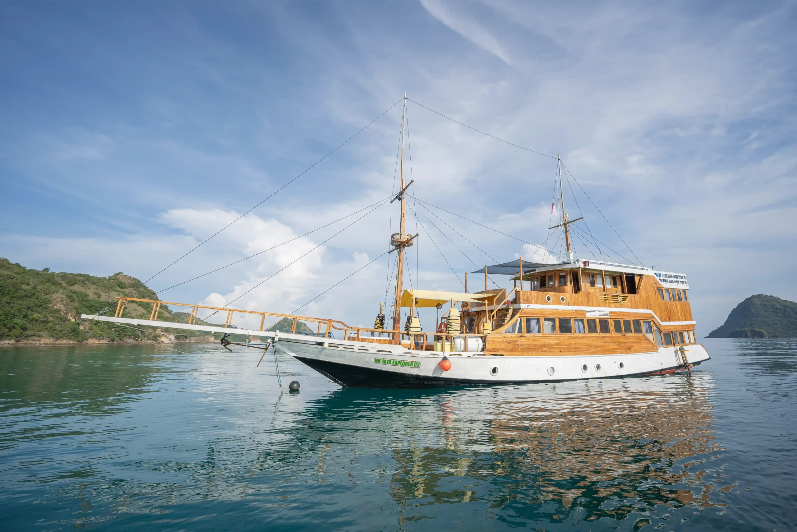 Sewa Kapal Phinisi Deluxe Labuan Bajo NK 2