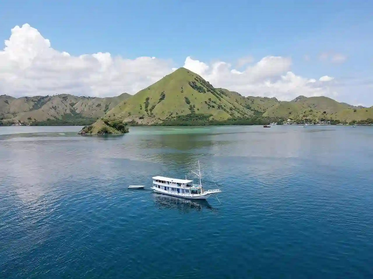 Private Superior Phinisi Charter Komodo La Dyana