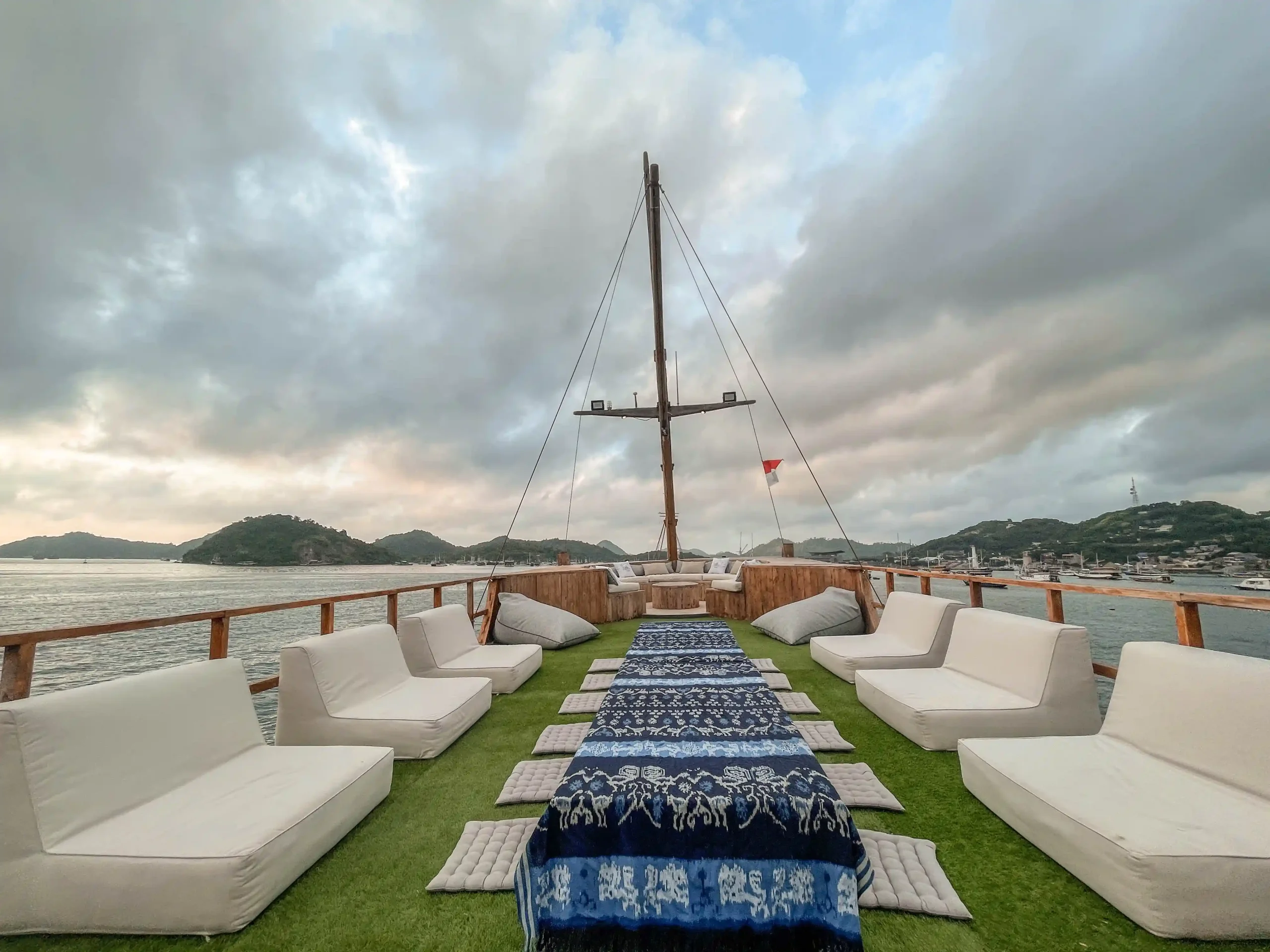 Sewa Kapal Phinisi Deluxe Labuan Bajo Sea Familia