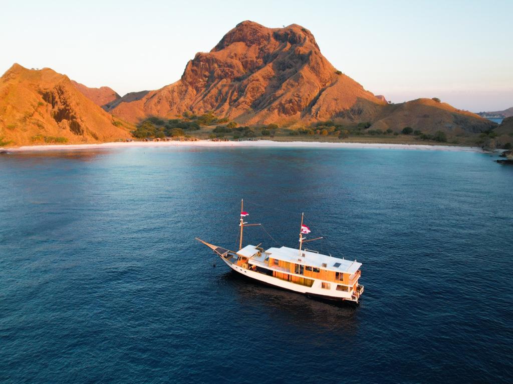 Open Trip Labuan Bajo Kapal Phinisi Superior Lipra